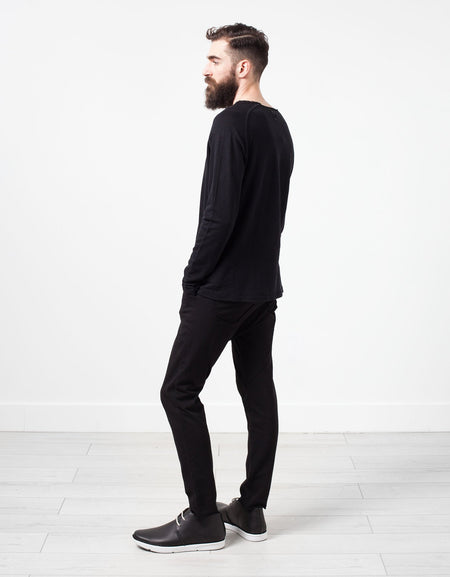 Daris Tee in Black